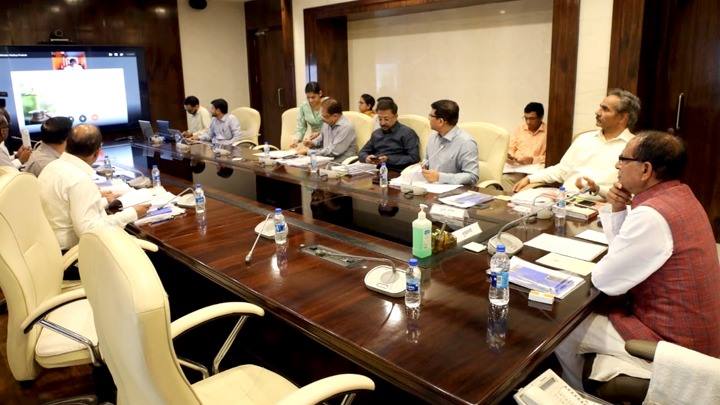 जल-प्रदाय योजनाओं के क्रियान्वयन और निगरानी से जन-प्रतिनिधियों को जोड़ा जाए : मुख्यमंत्री श्री चौहान